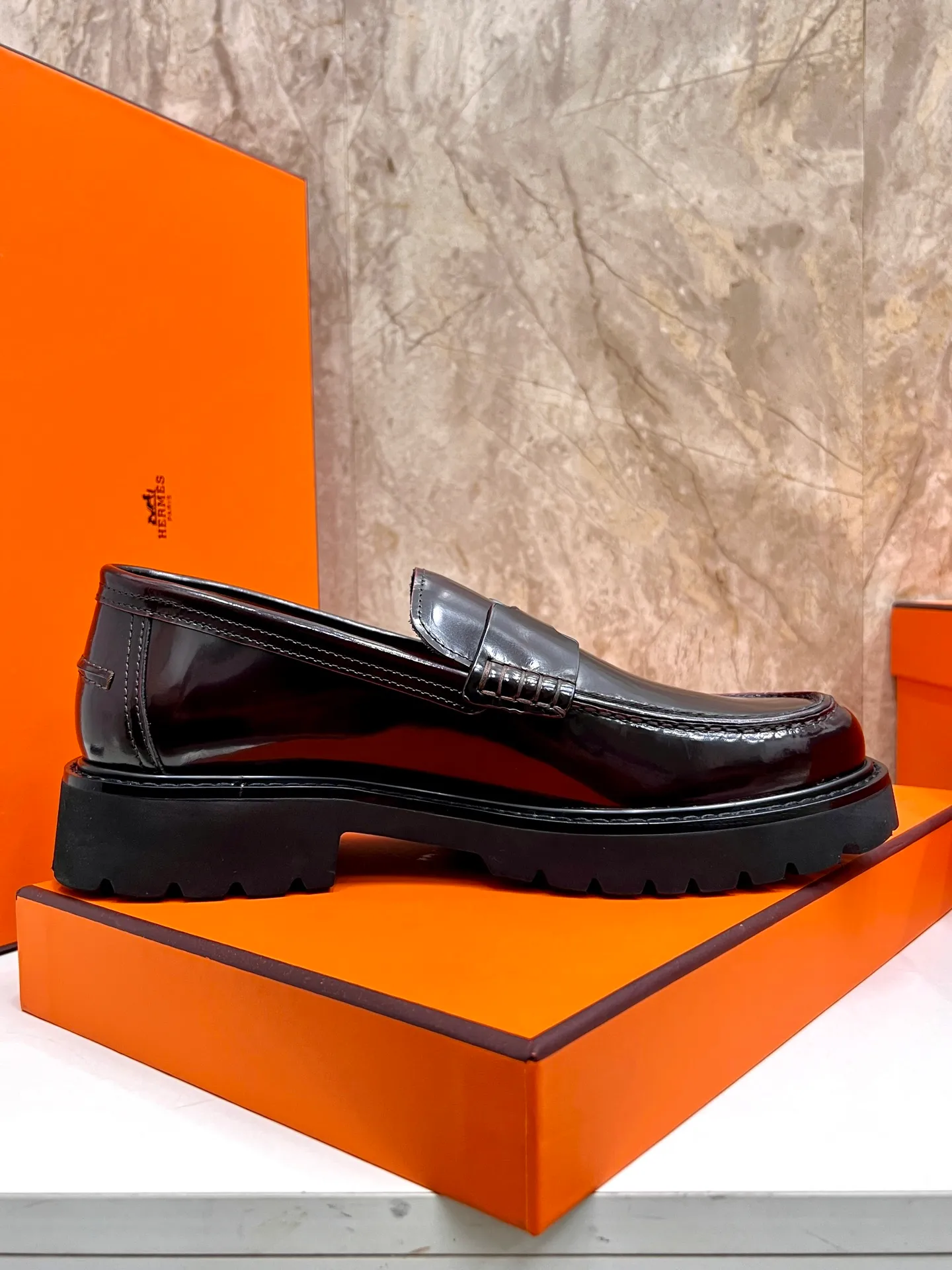 Original order quality P840 Brand: Hermès Standard code: Men's code: 39.40.41.42.43.44. (38.45 custom-made Grade: Same as the official website Original order quality Material: Original cowhide Original breathable cowhide lining Original outsole Style category: Men's fashionable casual leather shoes Color: Actual picture